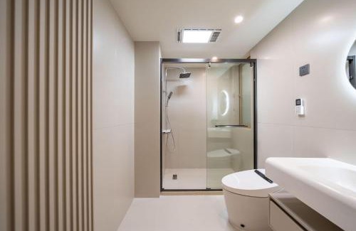 Huangpu Apartment | 500-square-meter river view luxury home with elevator access near Yu Garden