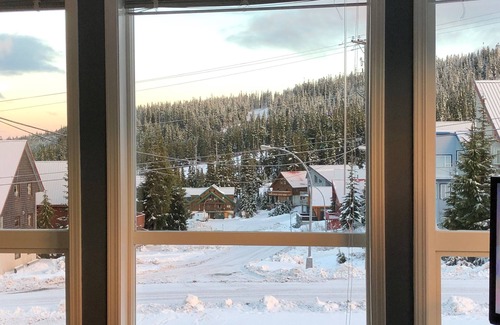 Courtenay Condo | 501 Paradise Ridge - Family Accomodation on Mt Washington