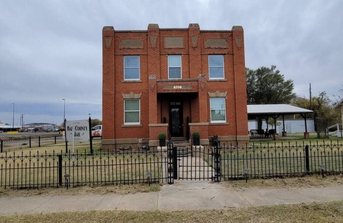 Memphis House | 502 W Robertson St. Memphis, TX · Converted Historic Jailhouse