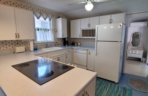 Lakeside Cottage | 503 W. 4th in Lakeside