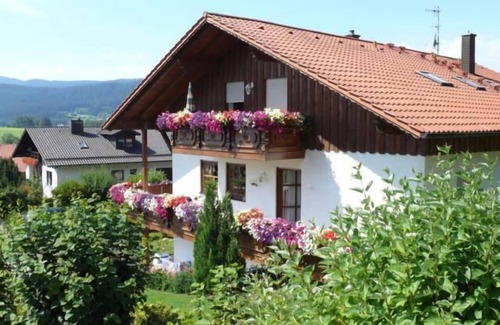 March Apartment | 50qm-große Ferienwohnung mit großer Sonnenterrasse und Blick auf den Bayerischen Wald