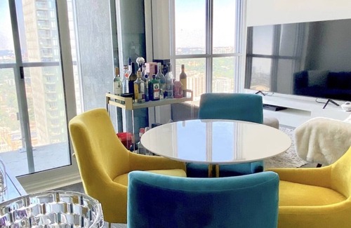 Bay Cloverhill Condo | 50th Floor Luxury Yorkville Condo w Free Parking
