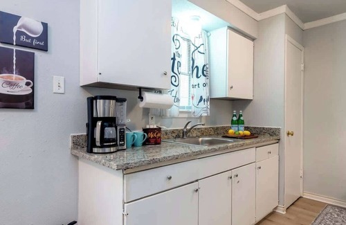 South Arlington House | 510 10G Minutes from Six Flags, Water Park & Zoo