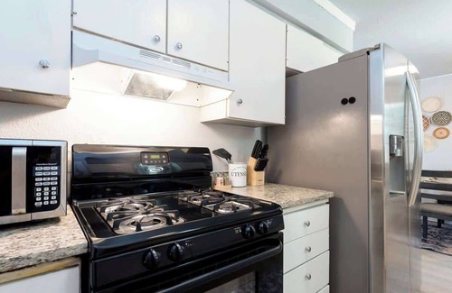 South Arlington House | 510 10G Minutes from Six Flags, Water Park & Zoo