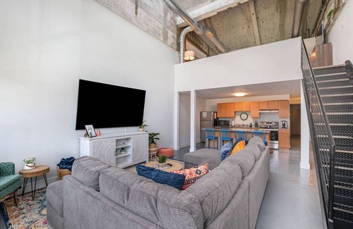 Otterbien Home Apartment | 5103 Peters · New Industrial Loft on Lebanon Bike Trail !