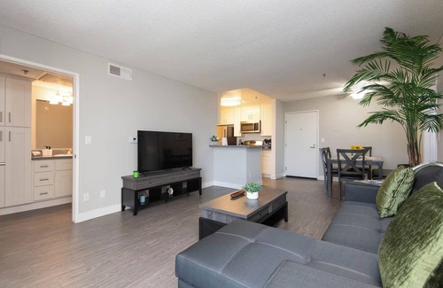 Little Armenia Apartment | 514 Snazzy 2bed Apt w/Rooftop pool & Hollywood Sign Views