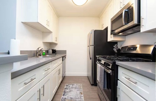 Little Armenia Apartment | 514 Snazzy 2bed Apt w/Rooftop pool & Hollywood Sign Views