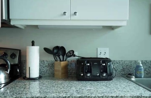 Little Armenia Apartment | 514 Snazzy 2bed Apt w/Rooftop pool & Hollywood Sign Views