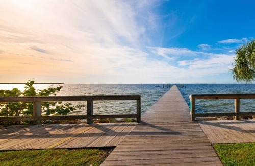 Ruskin Condo | 517 FlipFlop Zone. · Ground unit!Across from Pool & 2 min walk to the beach! Wifi, Free parking!