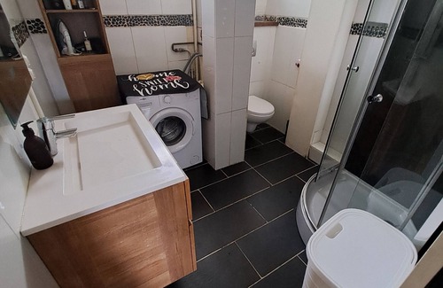 Les Pavillons-sous-Bois Apartment | 52m2 first floor apartment, 2 bedrooms, private parking