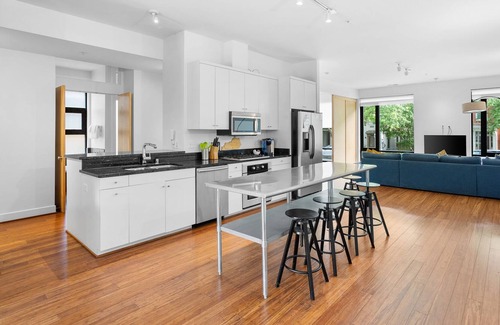 Butchertown House | 5300 SQ FT | Groups Welcome | Modern | Walkable