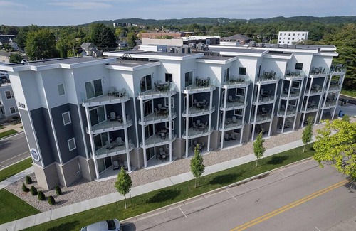 Traverse City Condo | 539 Bay St. Lake View Condo by Beach 102W