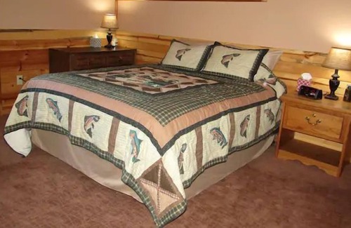 Viola Apartment | 550 sq. ft. private suite on the upper floor of an amazing modern log home.