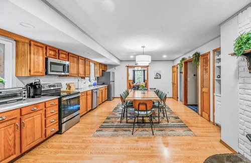 Cresco House | 5500+sqft★17 Beds/9 BR★3.5 Acre★Movie Theater!★Woodland Retreat★Hot Tub!★PETS!