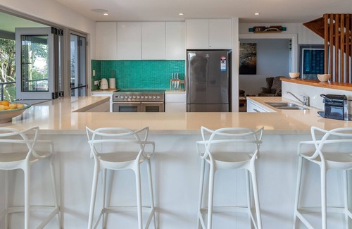 Forster House | 56 Becker Road - one street back from the Beach!