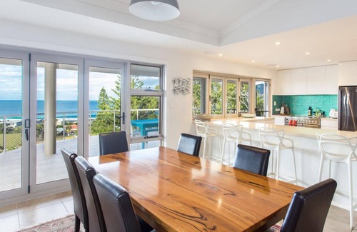 Forster House | 56 Becker Road - one street back from the Beach!