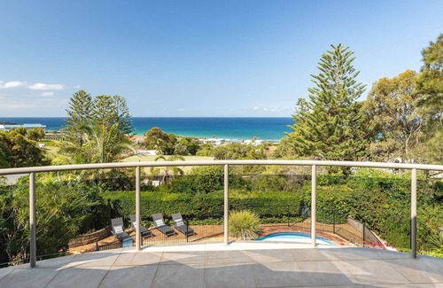 Forster House | 56 Becker Road - one street back from the Beach!