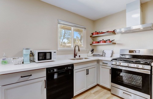 Sacramento House | 5B3B | Convenient Location | Backyard BBQ | Workstation | RV Parking | SmokeFree