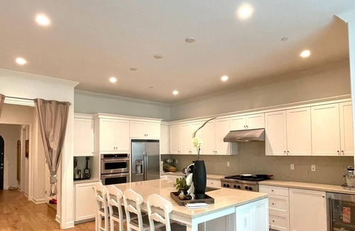 Northwood House | 5B5.5B Cozy Modern Home perfect for professional travelers