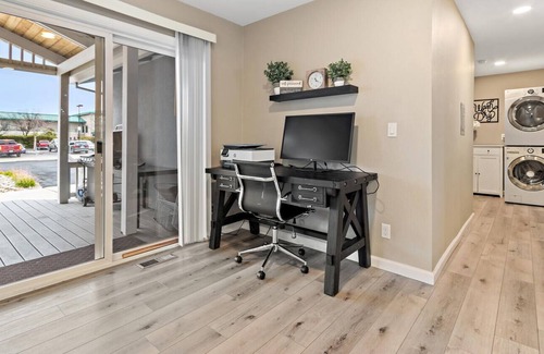 Livermore House | 5ba. 5bd. 2100sf. Prestine!