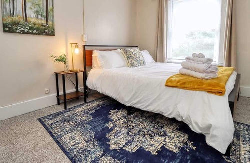 Near South House | 5bd 1b 10 guest Spacious bedrooms