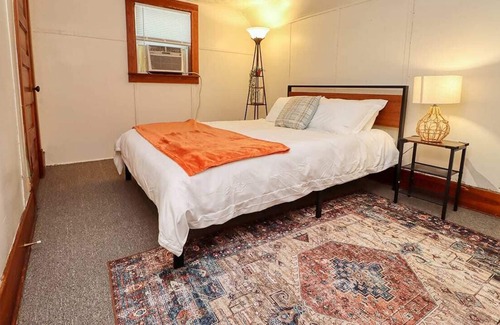 Near South House | 5bd 1b 10 guest Spacious bedrooms