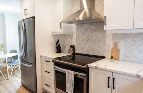 Kitchener House | 5Bd/2Ba Luxe Family Home - WIFI, Parking