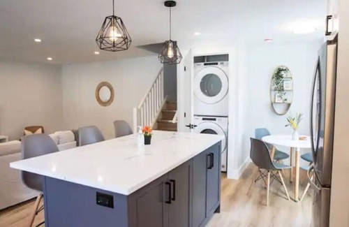 Kitchener House | 5Bd/2Ba Luxe Family Home - WIFI, Parking