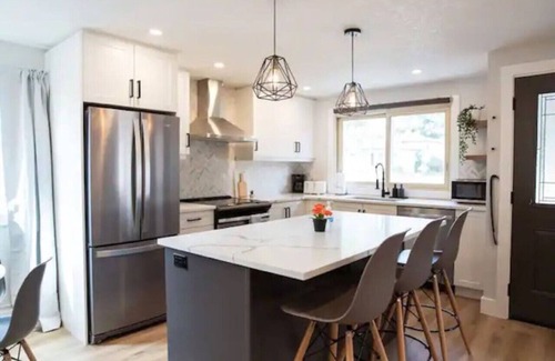 Kitchener House | 5Bd/2Ba Luxe Family Home - WIFI, Parking