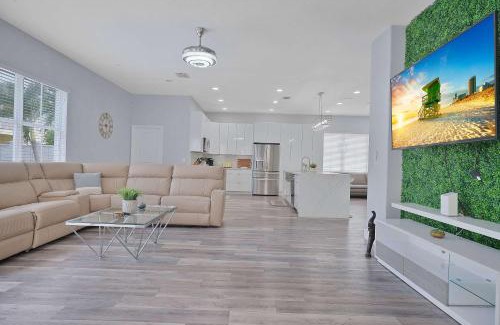 Miami Lakes House | 5BD, 5BA, Tropical Oasis, Pool, Patio and Fun