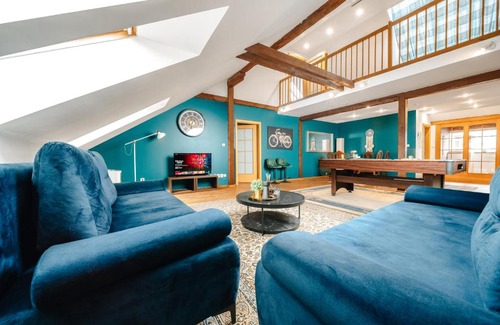 Smichov Apartment | 5BD Duplex - Billiard - Home Cinema - Central
