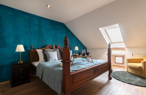 Smichov Apartment | 5BD Duplex - Billiard - Home Cinema - Central