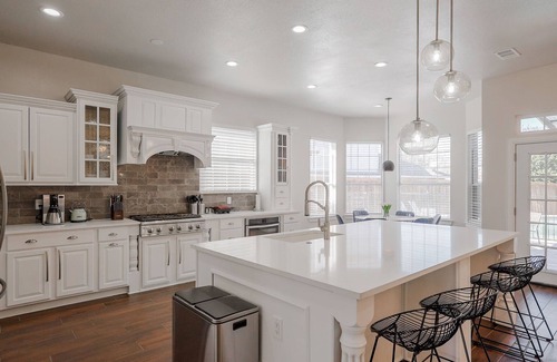 McKinney House | 5BD Glamorous Home | Backyward Oasis, Cinema Room