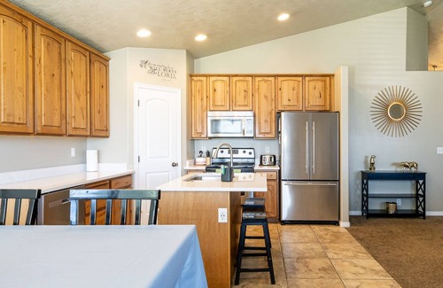 West Jordan House | 5BD Home Mountain Views and Jacuzzi Tub