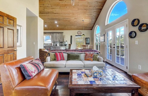Cascade-Chipita Park House | 5BD – Large Yard & Firepit | Escape to the Mtns!