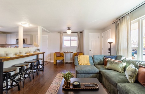 Twin Lakes House | 5BD Near Downtown - Movie Theater & BBQ Backyard