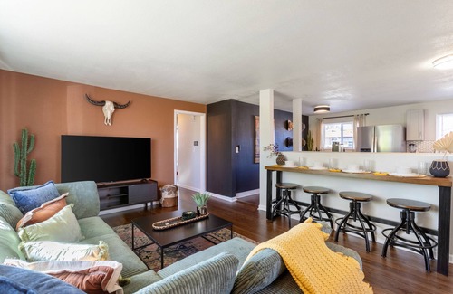 Twin Lakes House | 5BD Near Downtown - Movie Theater & BBQ Backyard