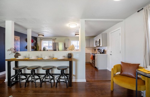 Twin Lakes House | 5BD Near Downtown - Movie Theater & BBQ Backyard
