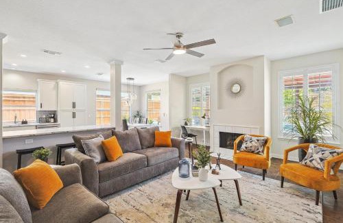 Lake Dallas House | 5BD Vacation Retreat - Pool Patio Cinema