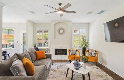 Lake Dallas House | 5BD Vacation Retreat - Pool Patio Cinema