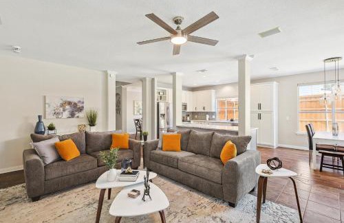 Lake Dallas House | 5BD Vacation Retreat - Pool Patio Cinema