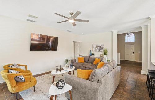 Lake Dallas House | 5BD Vacation Retreat - Pool Patio Cinema