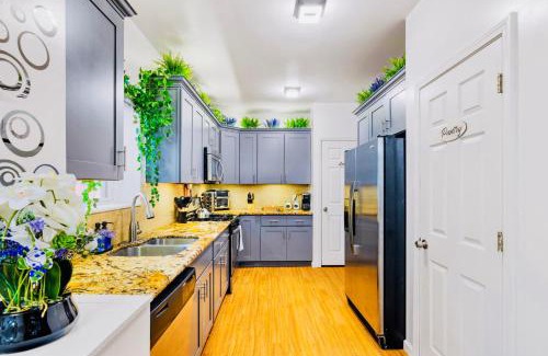 South Side Flats House | 5BDRM 10BD with King BBQ Patio 1 MIN walk Carson ST