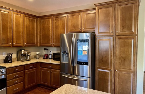 Commerce City House | 5Bed 3.5Bath Home with Hot-tub, Theater, Bar -15min From DIA