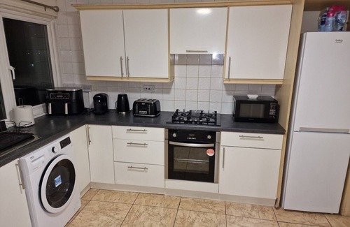 Tea Green House | 5Bedroom 4 minute Luton Airport