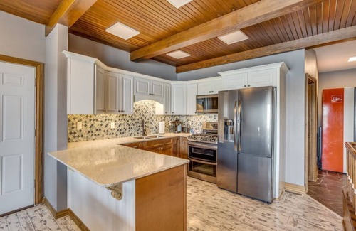 Wichita House | 5Bedroomsn7Beds:n3Full Bathsn2Full Kitchens nAsk about our additional apartment