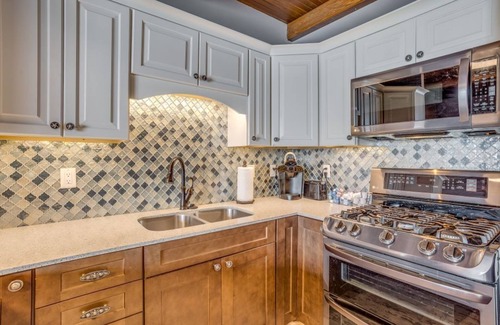 Wichita House | 5Bedroomsn7Beds:n3Full Bathsn2Full Kitchens nAsk about our additional apartment