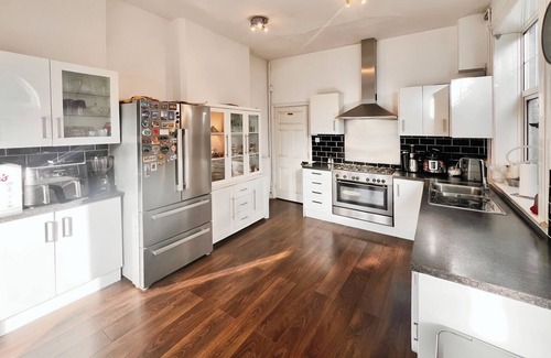 Burton on Trent House | 5br-10guests-hottub-parking-garden-patio