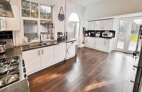 Burton on Trent House | 5br-10guests-hottub-parking-garden-patio