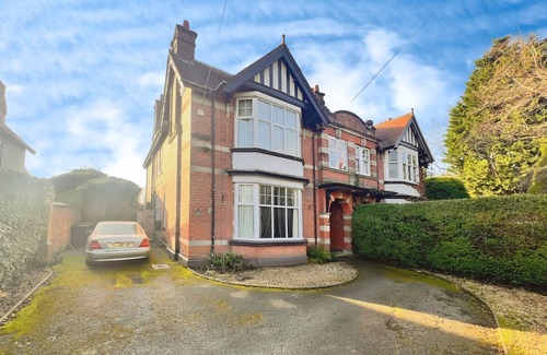 Burton on Trent House | 5br-10guests-hottub-parking-garden-patio